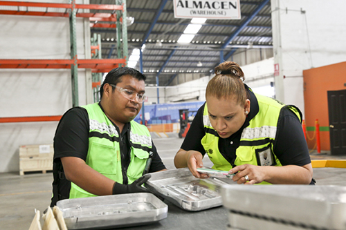 Personal de Strategic Thinking Group realizando una inspección de materiales